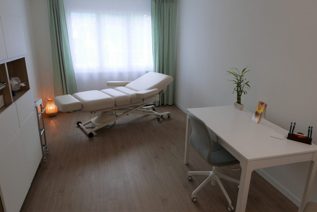 Behandlungsraum Akupunktur Naturheilpraxis Nidwalden, Stans - Akupunktur, Shiatsu und Massage